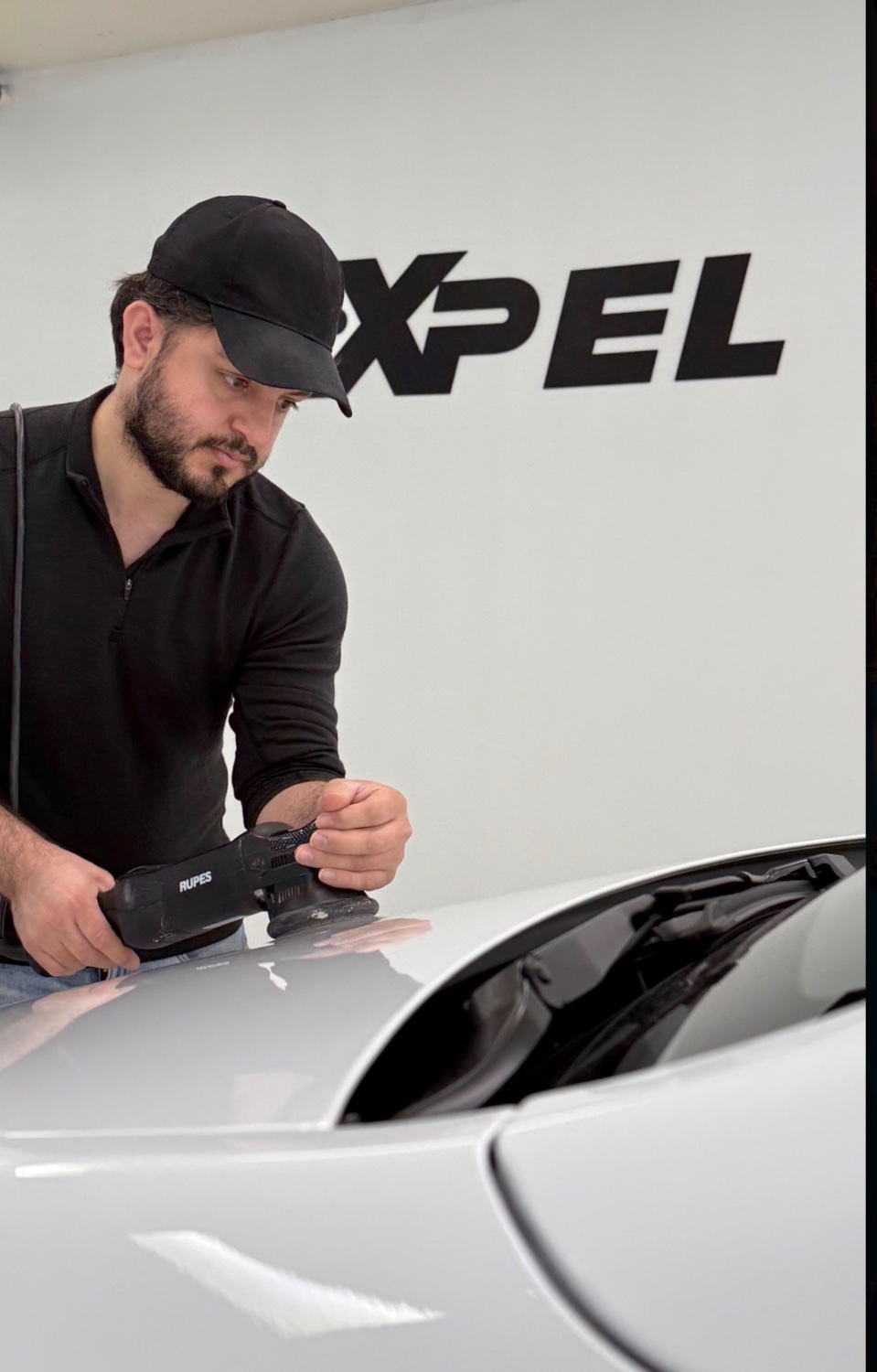 Sertifisert tekniker foran XPEL-veggen