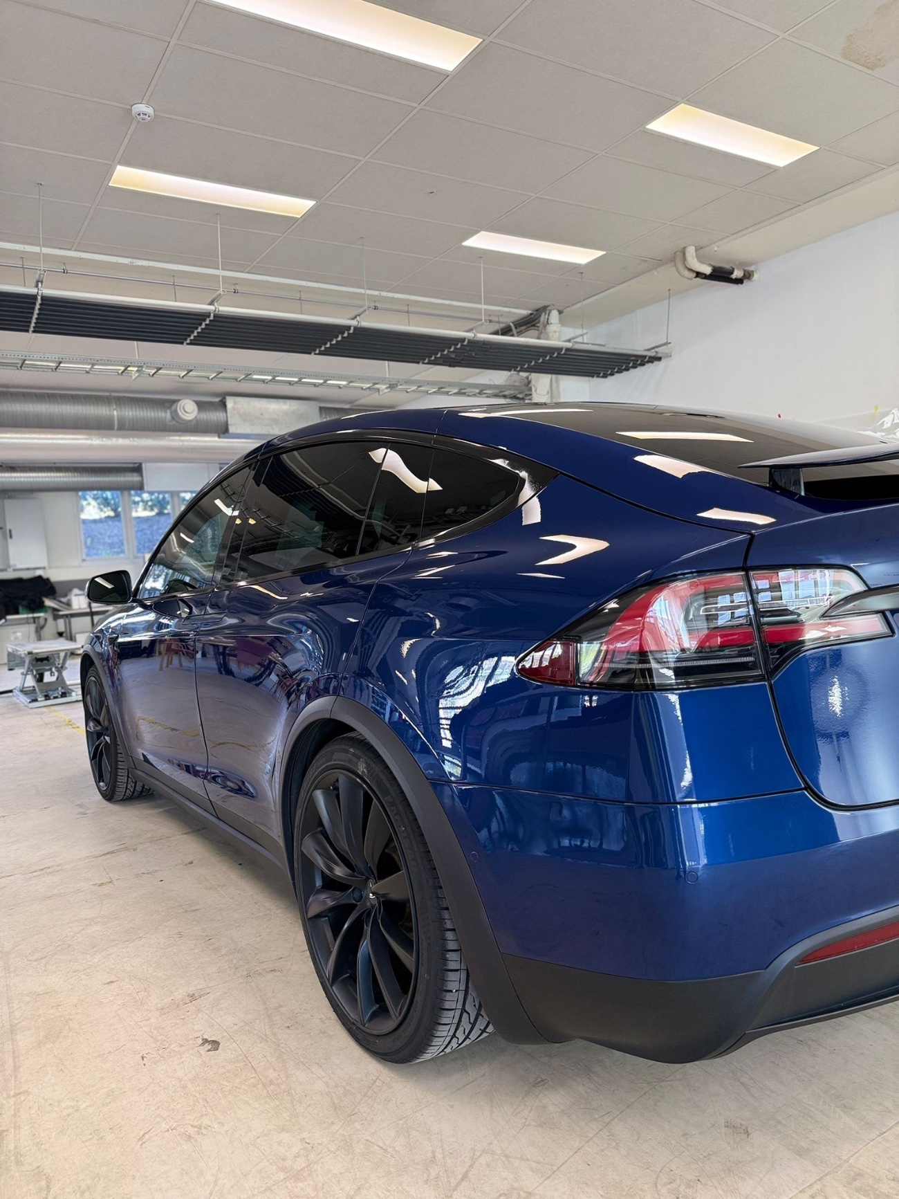 Tesla med PPF-beskyttet, blank lakk