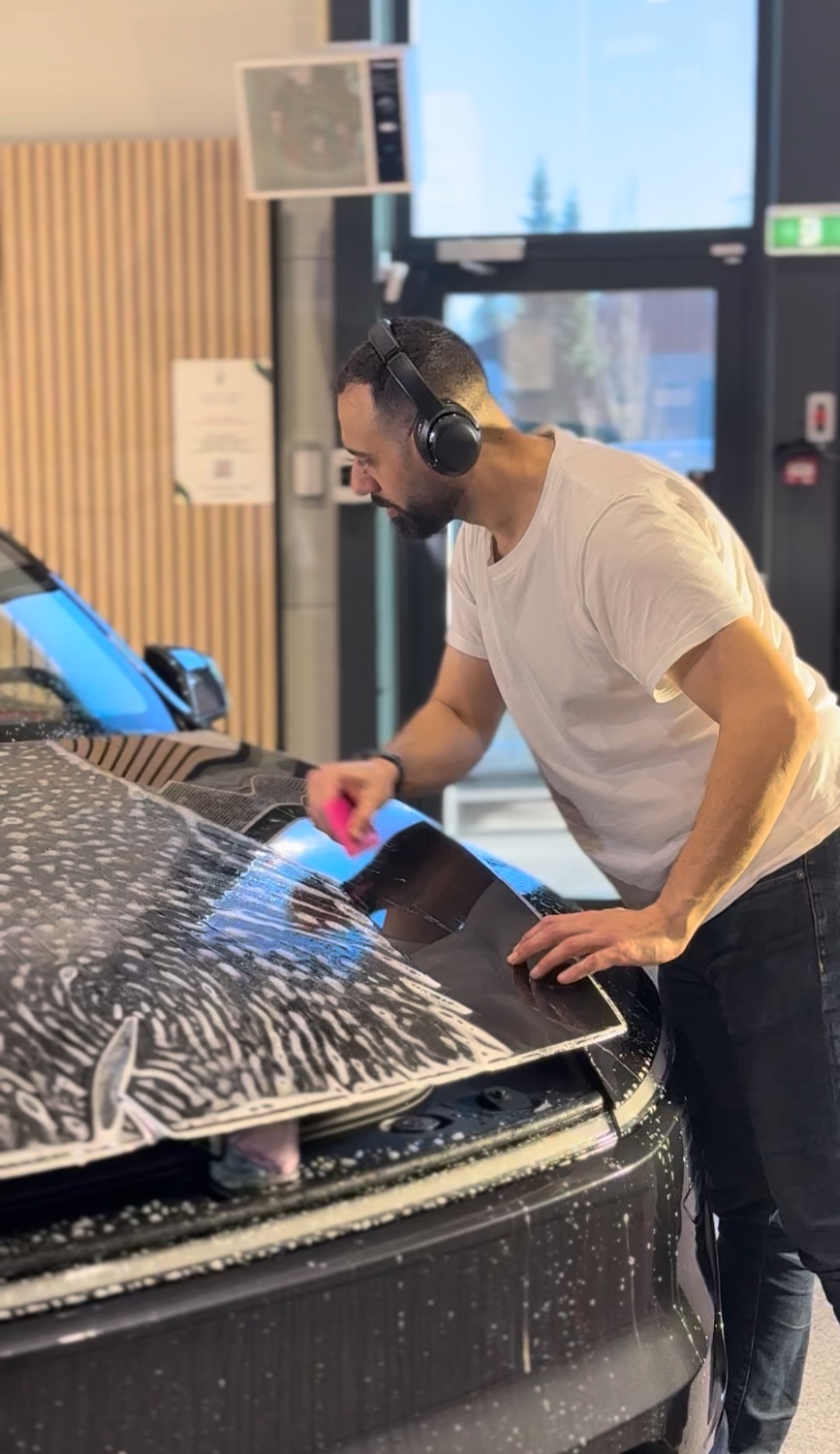 Montering av PPF på fronten av en bil