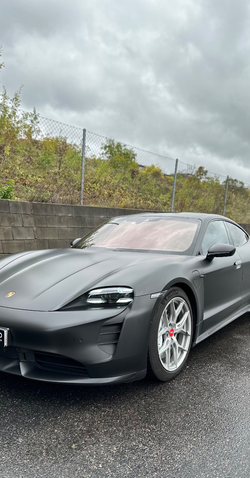 Matt-foliert Porsche Taycan i satenggrå