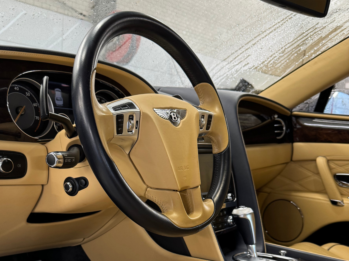 Detaljert Bentley-interiør etter behandling hos Nordisk Bilpleie