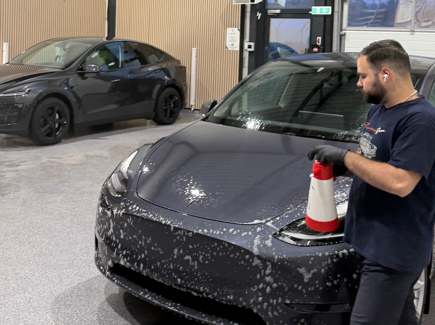 Klargjøring og lakkbeskyttelse av en moderne elbil