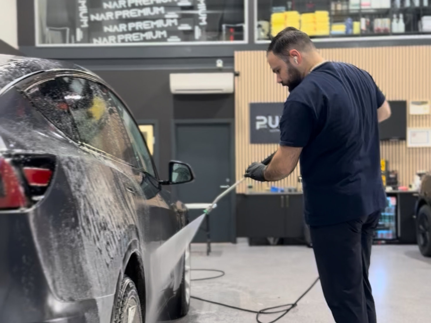 Skånsom håndvask av en coatet bil i verkstedet